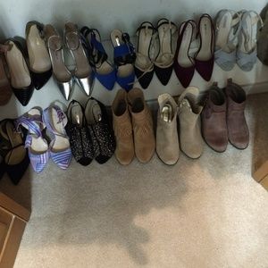 Se rematan zapatillas y bolsas.